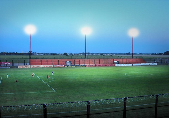 Columnas de iluminación en múltiples estadios deportivos.