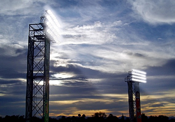 Torres de ilumnación de campo y accesos al estadio.