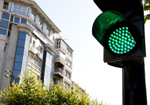 Construcción, instalación y la reparación de cruces semafóricos.